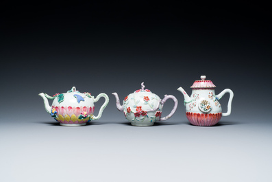 Drie Chinese famille rose theepotten met floraal reli&euml;fdecor, Yongzheng