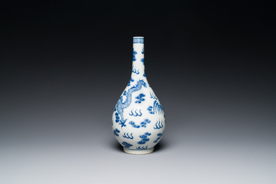 Een Chinese blauw-witte flesvormige 'draak en feniks' vaas, 19e eeuw