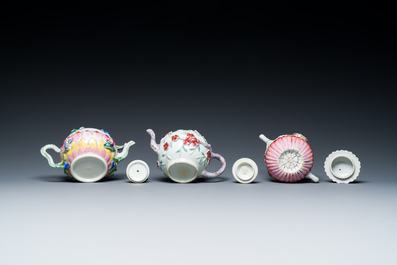 Drie Chinese famille rose theepotten met floraal reli&euml;fdecor, Yongzheng