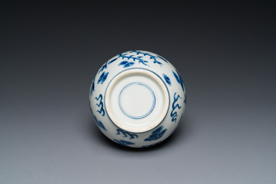 Een Chinese blauw-witte flesvormige 'draak en feniks' vaas, 19e eeuw