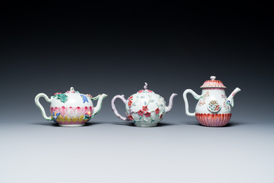 Drie Chinese famille rose theepotten met floraal reli&euml;fdecor, Yongzheng