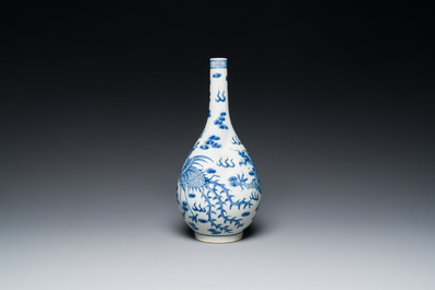 Een Chinese blauw-witte flesvormige 'draak en feniks' vaas, 19e eeuw