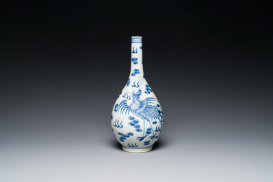 Een Chinese blauw-witte flesvormige 'draak en feniks' vaas, 19e eeuw
