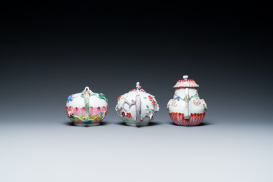 Drie Chinese famille rose theepotten met floraal reli&euml;fdecor, Yongzheng