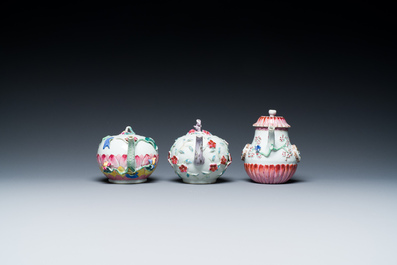 Drie Chinese famille rose theepotten met floraal reli&euml;fdecor, Yongzheng
