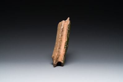 Carreau de po&ecirc;le ajour&eacute; en fa&iuml;ence &agrave; &eacute;mail vert figurant l'Agnus Dei, Allemagne, 15&egrave;me