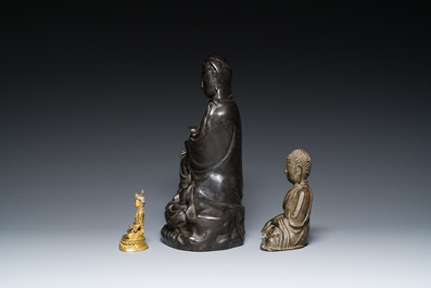 Drie Chinese bronzen sculpturen van Boeddha en Guanyin, Ming en later