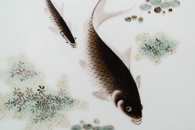 Een Chinese qianjiang cai plaquette met vissen, gesigneerd. Deng Bishan 鄧碧珊, gedateerd 1928