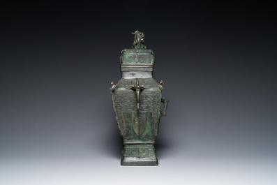 Grand vase couvert archa&iuml;que en bronze, 'fanglei', Chine, Ming