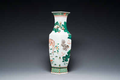 Vase de forme hexagonale en porcelaine de Chine famille verte &agrave; d&eacute;cor de lions bouddhistes et de daims, 19&egrave;me