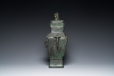 Grand vase couvert archa&iuml;que en bronze, 'fanglei', Chine, Ming