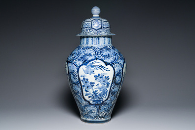 Een paar Japanse Imari dekselvazen en een grote blauw-witte Arita vaas, Edo, 17/18e eeuw