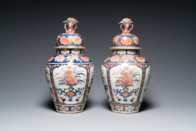 Een paar Japanse Imari dekselvazen en een grote blauw-witte Arita vaas, Edo, 17/18e eeuw