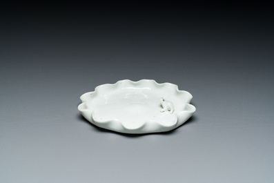 Een Chinese Dehua blanc de Chine penselenwasser met een kikker op lotusblad op houten sokkel, Kangxi/Yongzheng