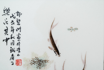 Een Chinese qianjiang cai plaquette met vissen, gesigneerd. Deng Bishan 鄧碧珊, gedateerd 1928