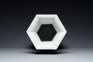 Vase de forme hexagonale en porcelaine de Chine famille verte &agrave; d&eacute;cor de lions bouddhistes et de daims, 19&egrave;me