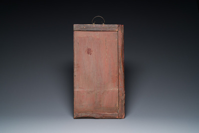 Een Chinese qianjiang cai plaquette met vissen, gesigneerd. Deng Bishan 鄧碧珊, gedateerd 1928
