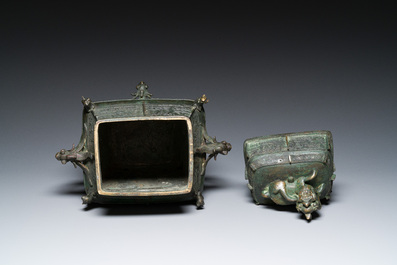 Grand vase couvert archa&iuml;que en bronze, 'fanglei', Chine, Ming