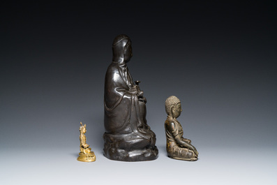 Drie Chinese bronzen sculpturen van Boeddha en Guanyin, Ming en later