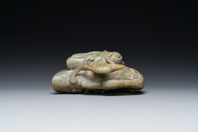 Een Chinese celadon jade groep van twee mandarijneenden, Ming