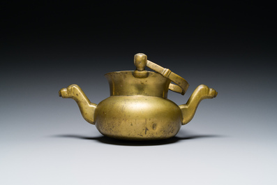 Een bronzen lavabo met vrouwenhoofdjes, Vlaanderen, 1e helft 15e eeuw