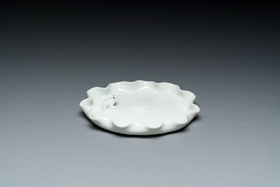 Een Chinese Dehua blanc de Chine penselenwasser met een kikker op lotusblad op houten sokkel, Kangxi/Yongzheng