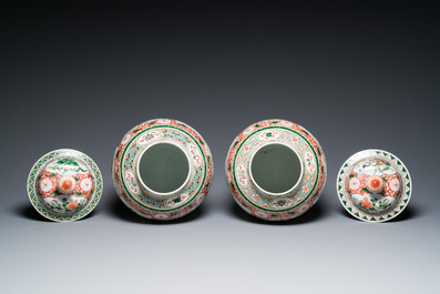 Een paar Chinese famille verte dekselvazen met decor van antiquiteiten, 19e eeuw