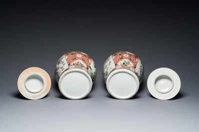 Een paar Chinese famille verte dekselvazen met decor van antiquiteiten, 19e eeuw