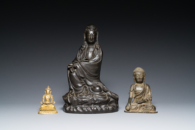 Drie Chinese bronzen sculpturen van Boeddha en Guanyin, Ming en later