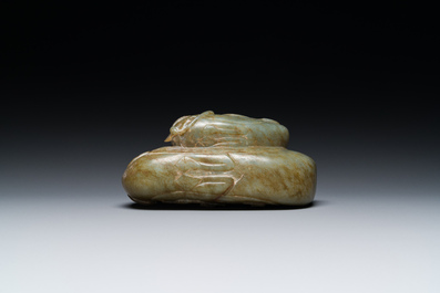 Een Chinese celadon jade groep van twee mandarijneenden, Ming