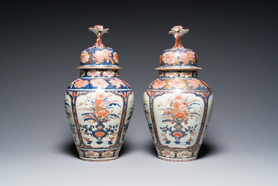 Een paar Japanse Imari dekselvazen en een grote blauw-witte Arita vaas, Edo, 17/18e eeuw
