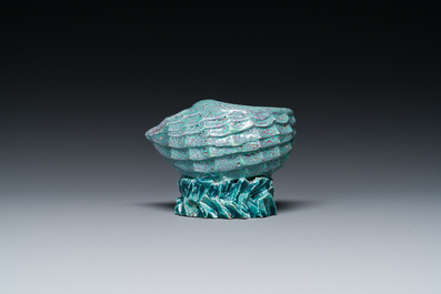 Een Chinese schelpvormige waterpot met robin's-egg glazuur, Qianlong