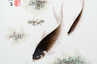 Een Chinese qianjiang cai plaquette met vissen, gesigneerd. Deng Bishan 鄧碧珊, gedateerd 1928
