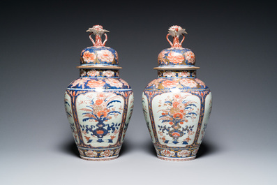Een paar Japanse Imari dekselvazen en een grote blauw-witte Arita vaas, Edo, 17/18e eeuw