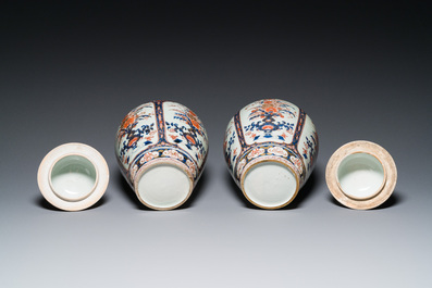 Een paar Japanse Imari dekselvazen en een grote blauw-witte Arita vaas, Edo, 17/18e eeuw