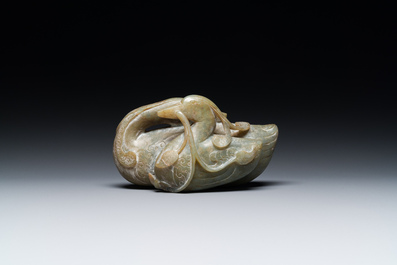 Een Chinese celadon jade groep van twee mandarijneenden, Ming