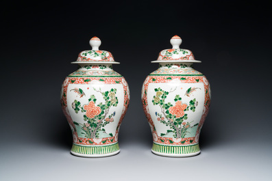 Een paar Chinese famille verte dekselvazen met decor van antiquiteiten, 19e eeuw
