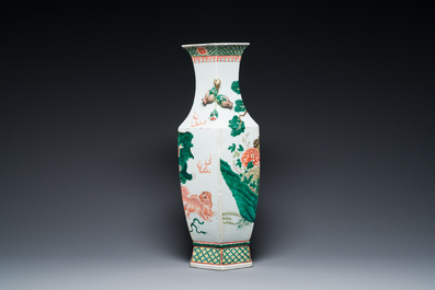 Vase de forme hexagonale en porcelaine de Chine famille verte &agrave; d&eacute;cor de lions bouddhistes et de daims, 19&egrave;me