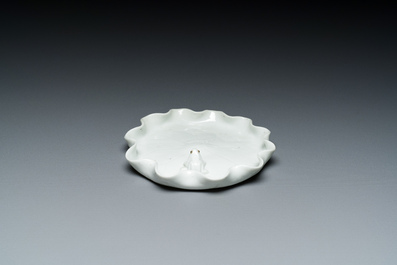 Een Chinese Dehua blanc de Chine penselenwasser met een kikker op lotusblad op houten sokkel, Kangxi/Yongzheng