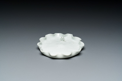 Een Chinese Dehua blanc de Chine penselenwasser met een kikker op lotusblad op houten sokkel, Kangxi/Yongzheng