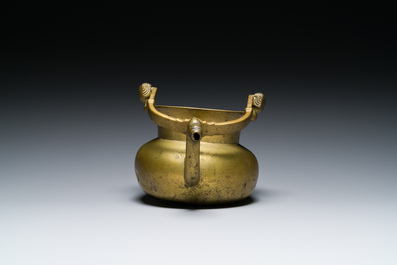 Een bronzen lavabo met vrouwenhoofdjes, Vlaanderen, 1e helft 15e eeuw