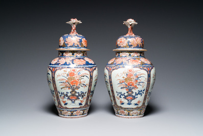 Een paar Japanse Imari dekselvazen en een grote blauw-witte Arita vaas, Edo, 17/18e eeuw