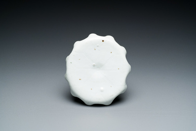 Een Chinese Dehua blanc de Chine penselenwasser met een kikker op lotusblad op houten sokkel, Kangxi/Yongzheng