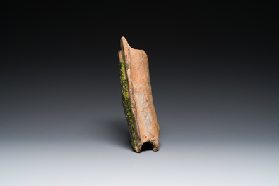 Carreau de po&ecirc;le ajour&eacute; en fa&iuml;ence &agrave; &eacute;mail vert figurant l'Agnus Dei, Allemagne, 15&egrave;me