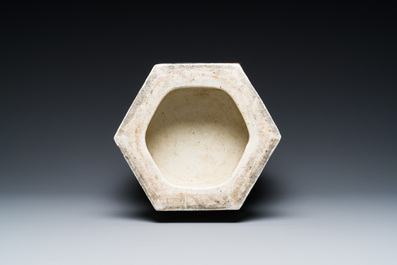 Vase de forme hexagonale en porcelaine de Chine famille verte &agrave; d&eacute;cor de lions bouddhistes et de daims, 19&egrave;me