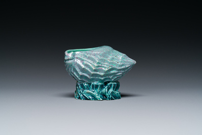 Een Chinese schelpvormige waterpot met robin's-egg glazuur, Qianlong