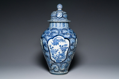 Een paar Japanse Imari dekselvazen en een grote blauw-witte Arita vaas, Edo, 17/18e eeuw