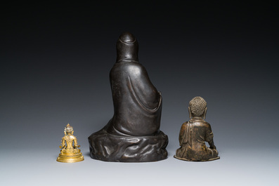 Drie Chinese bronzen sculpturen van Boeddha en Guanyin, Ming en later