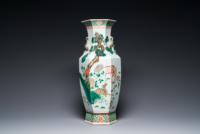 Vase de forme hexagonale en porcelaine de Chine famille verte &agrave; d&eacute;cor de lions bouddhistes et de daims, 19&egrave;me