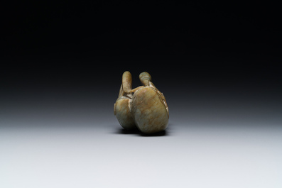 Een Chinese celadon jade groep van twee mandarijneenden, Ming